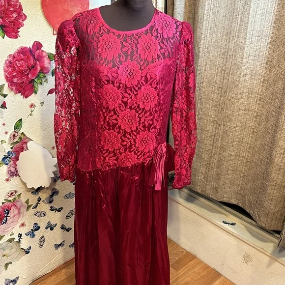 Vintage unbranded luxurious red satin and lace long sleeve maxi gown. Size 18W. - Picture 6 of 17